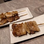 食楽処 気まぐれ - ぶたくし 280円(税込)、鶏もも 190円(税込)、ハツ 170円(税込)。