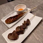 食楽処 気まぐれ - レバー 230円(税込)、月見つくね 300円(税込)。