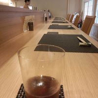 割烹 にしい - 1階はカウンターのみ。お茶はうすはりグラスで出してくれました♪