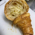 バックシュトゥーベ ツオップ - クロワッサンは流石ですね。バターのコク、甘み、香ばしさのバランスが良いです。