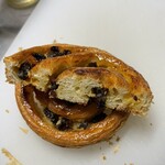 バックシュトゥーベ ツオップ - パンオレザン。レーズンのラム酒とアーモンドプードルのバランスが秀逸。ラムレーズンのアルコールがほんの少し残ってる感じだから、車を運転しながら食べるのはやめた方がベター