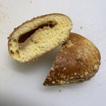 バックシュトゥーベ ツオップ - ピーナッツペーストとクラムの菓子パン。ある意味で王道の美味しさ。2くちで無くなる（笑）