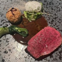 ルカンケ - メインの蝦夷鹿。コロッケにはバルサミコ酢でお店の頭文字Rが。
