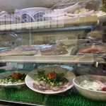 三ツ輪食堂 - 市場内にあるので、美味しそうな魚料理が並んでいます！
