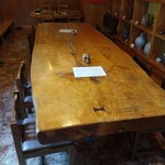 Hana Ikada - 巨大杉材のテーブル