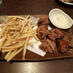 全席個室居酒屋 忍家 - ⑥鶏の唐揚げ＆⑦ポテトフライ