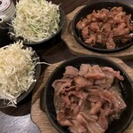 夢の途酎 - 気仙沼ホルモンの塩（手前）と味噌