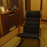 たてしな薫風 - お部屋“くろゆり”のロッキングチェアー