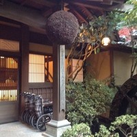うかい鳥山 - 玄関先　右には水車あり