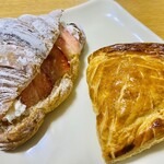 BOULANGERIE LE PONT - 左：クロワッサンの苺サンド　右：アップルパイ