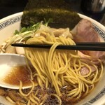 らーめん 稲荷屋 - 麺も文句なし。最近食った中で1番かもしれません。