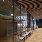 ASTERISCO - YANMAR TOKYO 2F。左側のガラスで覆われた中がYANMAR MARCHÉ のエリア。入口はこの先の左手。