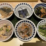 京菜味のむら - 小鉢６種（左上から時計回りに、さばの照り焼き、茄子の山椒煮、おくらとひじきの和物、ほうれん草のツナ、十彩なます、野菜入り春雨煮）