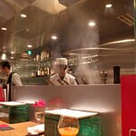 焼鳥  吉祥 - 厨房の様子　煙対策あり