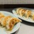 餃子と瓶 - 料理写真:左・肉汁餃子（5個）
右・海老しそ餃子（5個）