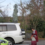 百楽荘 - 当館の仏像と駐車場　車を見張っていてくれた？