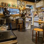 石の家 - 店内入って右が厨房。