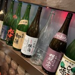 酔処 ちょこや - 壁際に色々な日本酒瓶