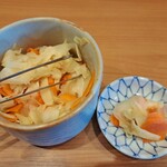 江戸前天丼 はま田 - ニンジン入りのガリ、これは美味しかった