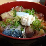 Uoyasu Shokudou - 適度に醤油がかけられた海鮮丼