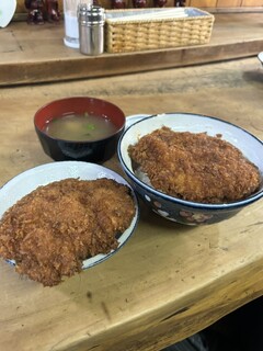 安田屋 - 丼の蓋に1枚を避難させます