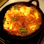 代一元 - ホルモン鍋。