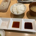 きんとん 神戸店 - ご飯、味噌汁、塩、醤油、ソース、山葵