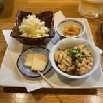 居酒屋山さん - 1皿目 酒の肴 山わさび漬物、ホヤの塩辛、クリームチーズの味噌漬け、真ダチの煮物