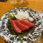 居酒屋山さん - 2皿目 刺身 マグロとタコ