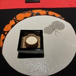 嵐山MITATE - 美山卵とフォアグラのプリン。土牛蒡の香りがしっかりとしてスムース。器も見館シェフがデザインして清水焼の作家に依頼したものだそう。この枡が丁度嵌る四角穴が空いております。