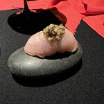 嵐山MITATE - 金目鯛の寿司。トッピングのオリーブの酢漬けととても相性が良い。