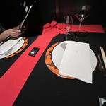 嵐山MITATE - クリスマスバージョンのプレゼントボックスに見立てたテーブル。リボンがとても可愛らしい。