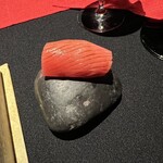 嵐山MITATE - 各料理に寿司が一貫付きます。これは本マグロ。