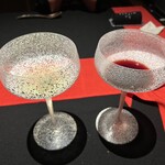 嵐山MITATE - 香りのペアリンググラスはリーデルの特注モノ。毎回色合いが違うグラスが出てくるのも楽しい。