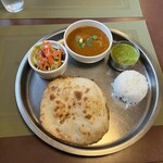 Banyan - ランチ(税込み１３００円)。カレーの隣の緑色がサブジ