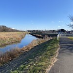 和風らーめん 凪 - 駅からお店への道すがらの景色。歩行者自転車専用道で川沿いで距離はありますがウォーキングがてらとても気持ち良く歩けます