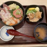 築地食堂 源ちゃん - 塩糀三種丼と鶏唐揚（¥1,073＋税）