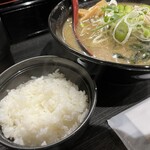 北海道ラーメン 温 - サービスの半ライス　半の量ではない…