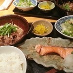 四季おりおり - 肉とうふと鮭塩焼き
