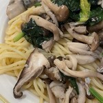 スパザウルス - カキときのことほうれん草のお醤油バター風味(1,500円)