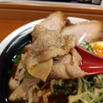 俺の中華たなか家 - 「ホルモン蓮華リフト」⤴️　プリップリ♬な「醤油味ホルモン」も美味♥