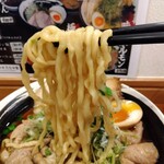 俺の中華たなか家 - 麺リフト⤴️「自家製太麺」に「濃口醤油スープ」がシッカリ絡んできます♬