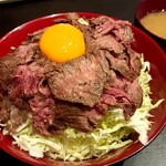 sute-kiandohamba-guhausunikujou - ボリューム感があり、ソースも2種類テーブルに置いてあるのでお好みで選べます。お肉も薄く切られていて食べやすく美味しかったです。