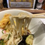 Hakata Udon Chuubee - 麺はツルツルの平打ち麺