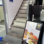 MAVERICK HAMBURGER TOKYO - お店はビルの２階にあります。