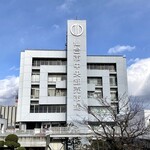 いちば鮨 - 店の外から見える市場の管理棟　　　　　　　　　　　　　　　　　　　　　(お店は管理棟の中ではありません)