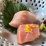 豆匠 - ⑦寒鰆
            魚のサイズが小さく脂のりは殆んど感じられない
            ⑧鮪中トロ
            筋を感じたので北大西洋黒鮪なのかもしれません