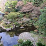 Toushou - 外観は立派な門構えのある数寄屋造りで日本庭園を有しています
      広間の部屋から日本庭園を眺めることが出来ます