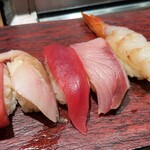 立ち寿司横丁 - まず5貫、まぐろ、寒ぶり、えびの定番