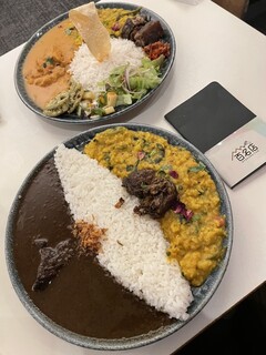 Curry bar nidomi - 2人掛けテーブル席